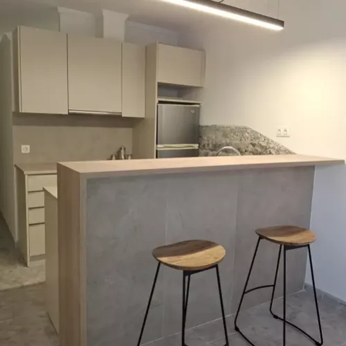 Cocina comedor con taburetes