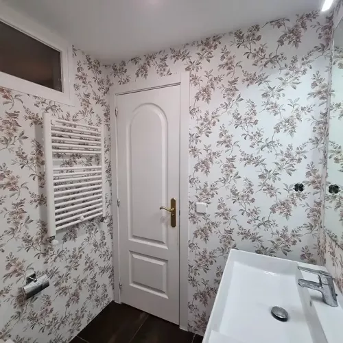 Baño con papel pintado