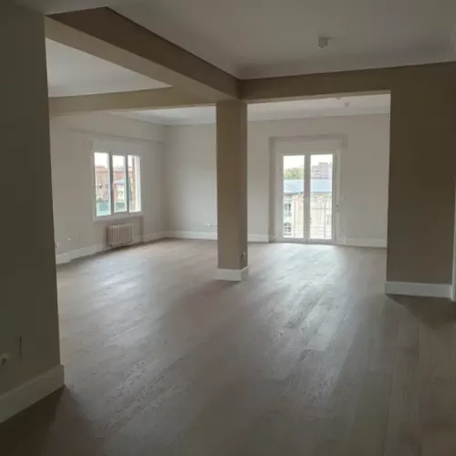 Vivienda reformada con suelo de madera