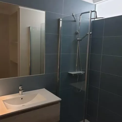 Ducha con mamparas y azulejos