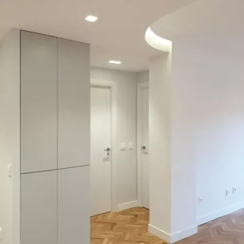 Acceso de vivienda con moldura en curva