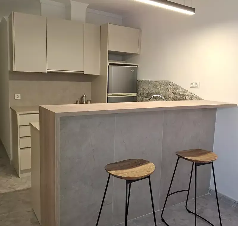 Cocina comedor con taburetes