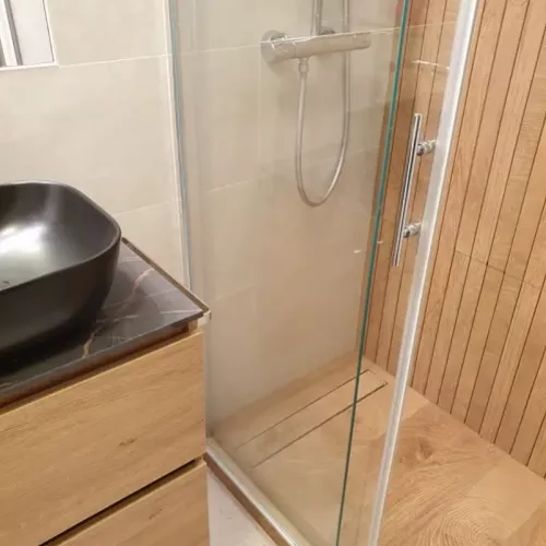 Ducha con mampara revestida de madera