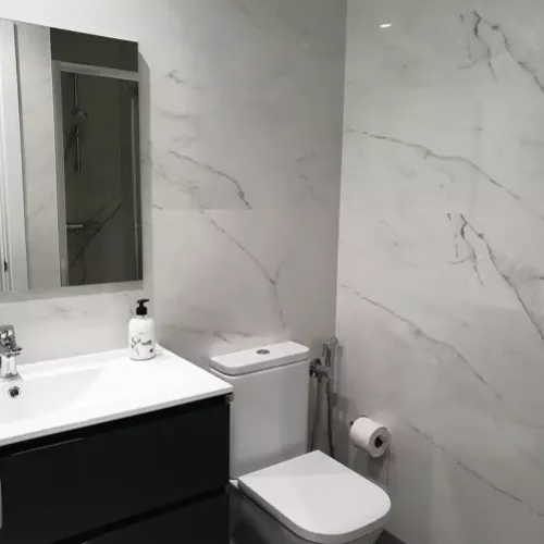 Baño con acabados de mármol