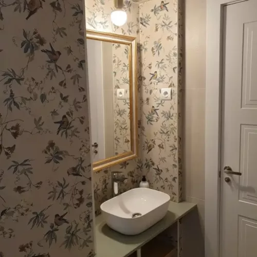 Baño con empapelado clásico