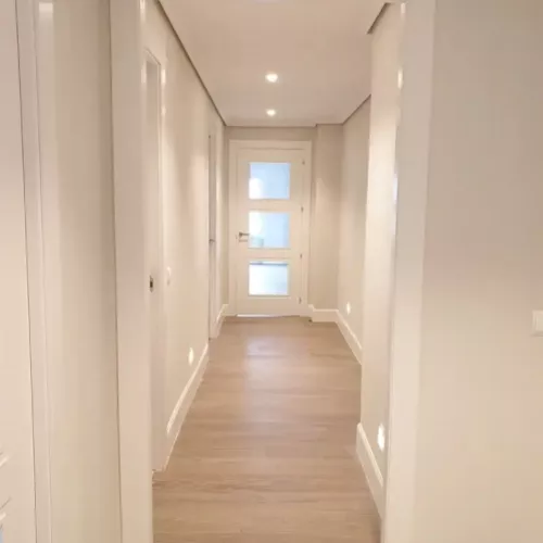 Pasillo con suelo de madera